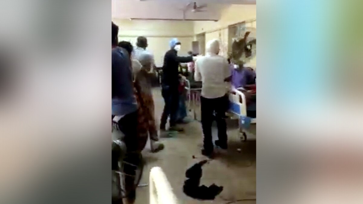  कोविड वार्ड में मरीज के पर‍िजनों के बीच जमकर चले लात-घूंसे, वीड‍ियो वायरल 