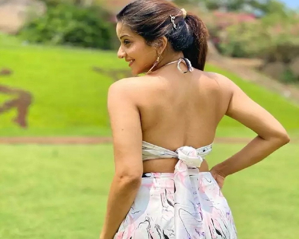 Monalisa white dress photos (Photo aslimonalisa)