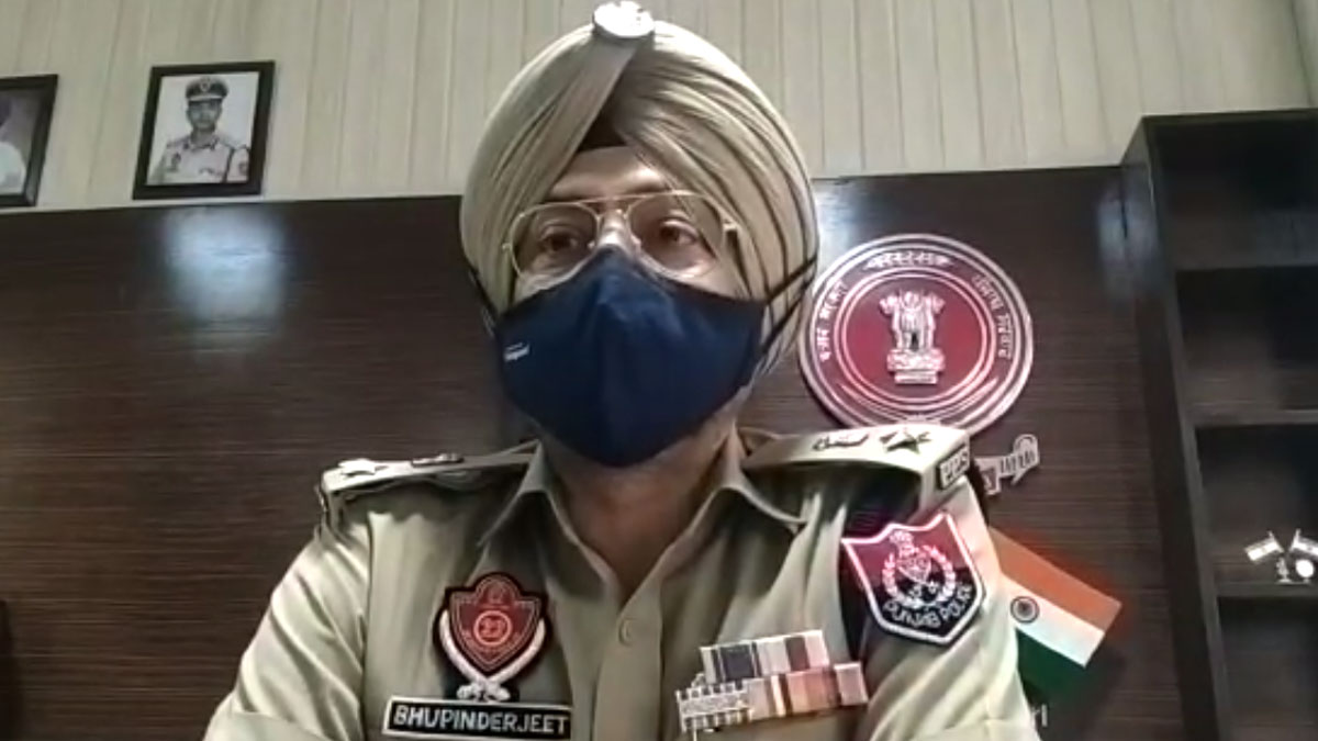 पुलिसकर्मी विधवा महिला को ब्लैकमेल कर उसका शारीरिक शोषण कर रहा था