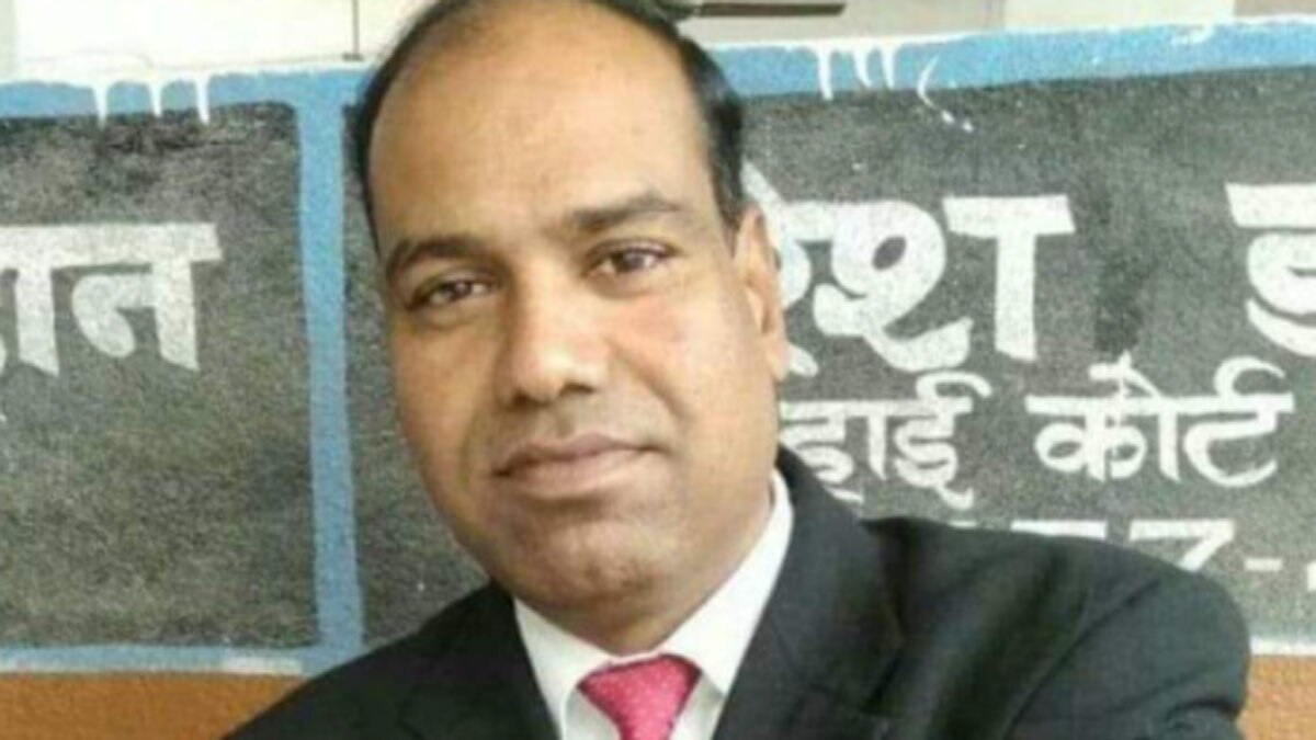 इलाज न मिलने की वजह से वकील की बाइक पर तोड़ा दम