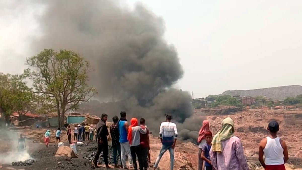 आउटसोर्सिंग माइंस में ब्लास्ट के बाद भीषण आग और गैस रिसाव