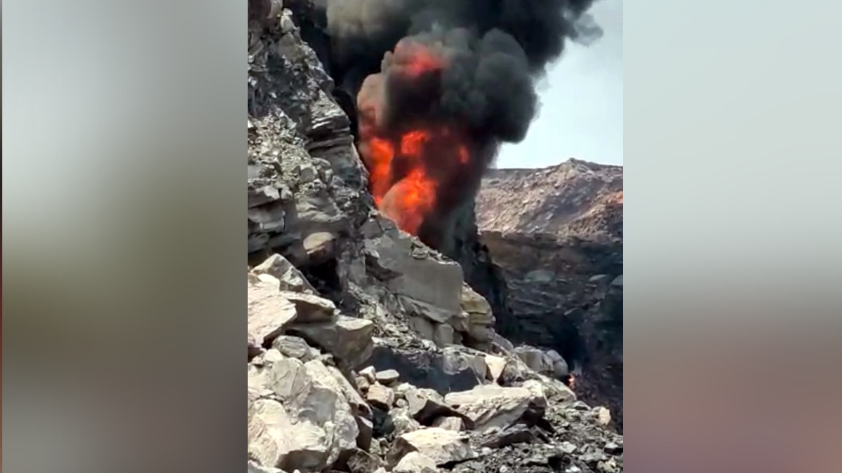 आउटसोर्सिंग माइंस में ब्लास्ट के बाद भीषण आग और गैस रिसाव