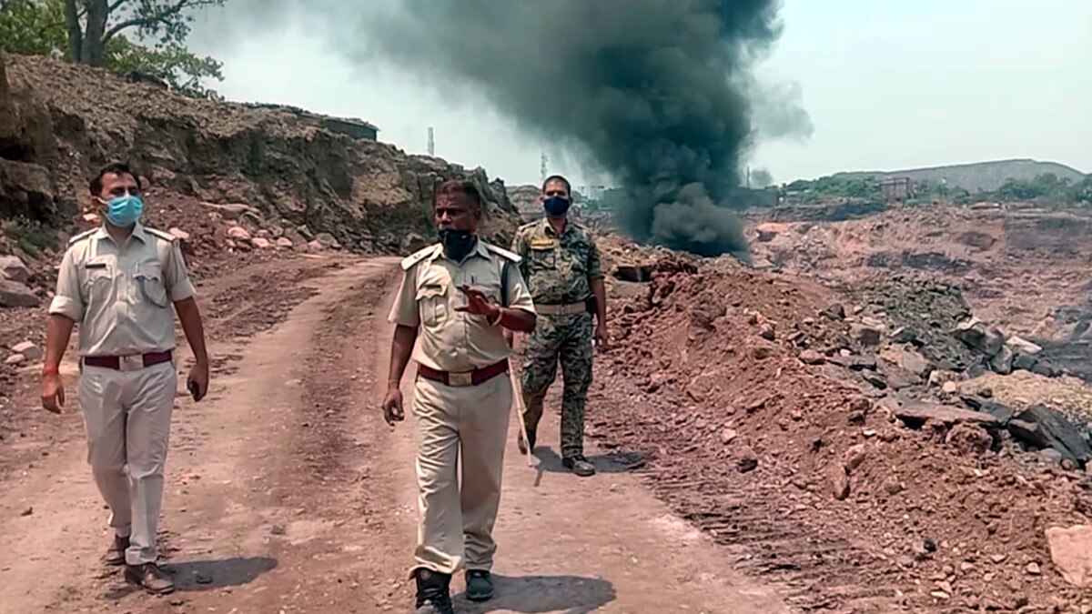 आउटसोर्सिंग माइंस में ब्लास्ट के बाद भीषण आग और गैस रिसाव