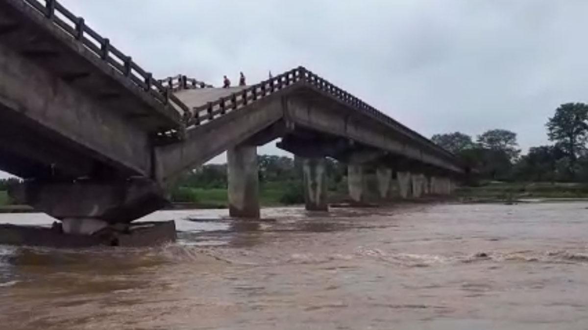 रांची के तमाड़ में पुल टूट गया 
