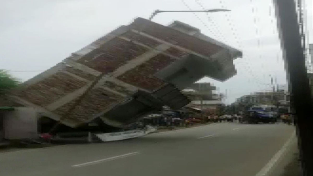 पलभर में गिरा तीन मंजिला मकान 