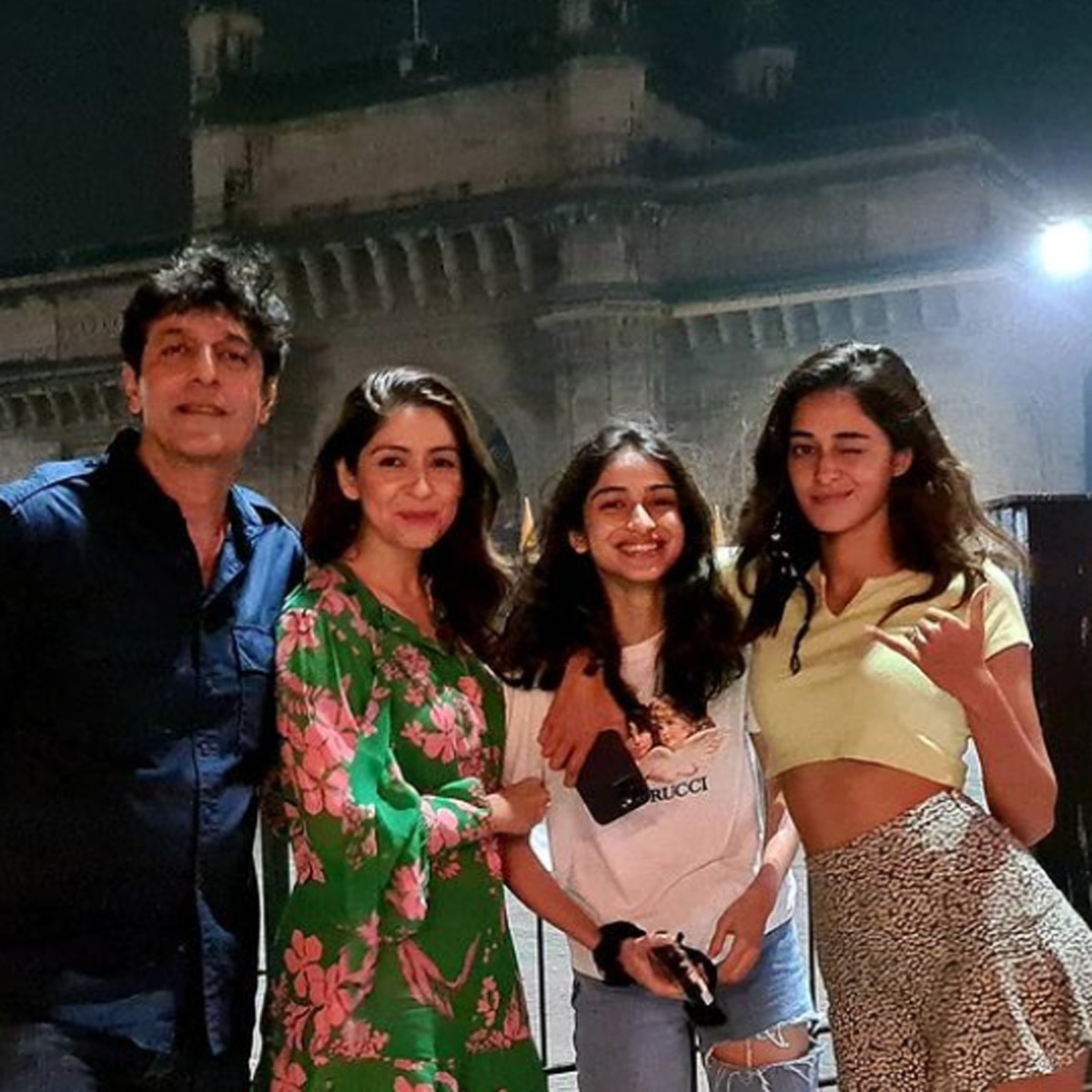 चंकी पांडे-भावना पांडे बेट‍ियों के साथ 