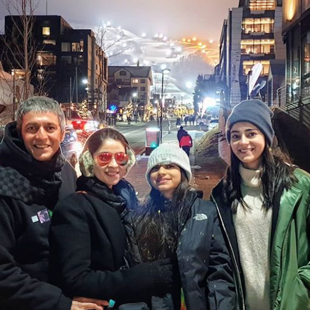 चंकी पांडे-भावना पांडे बेट‍ियों के साथ 