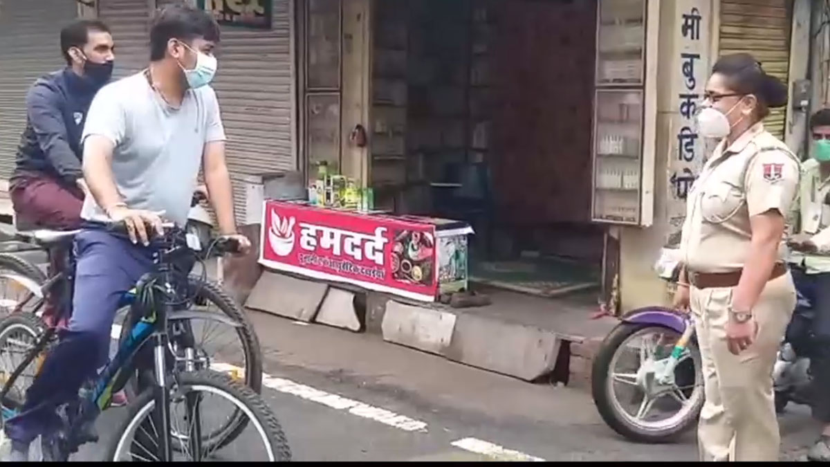 लॉकडाउन में साइकिल पर घूम रहे DM को महिला कांस्टेबल ने रोका 