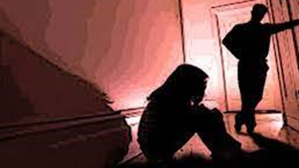 पुलिस अधिकारी पर लगा यौन शोषण का आरोप 