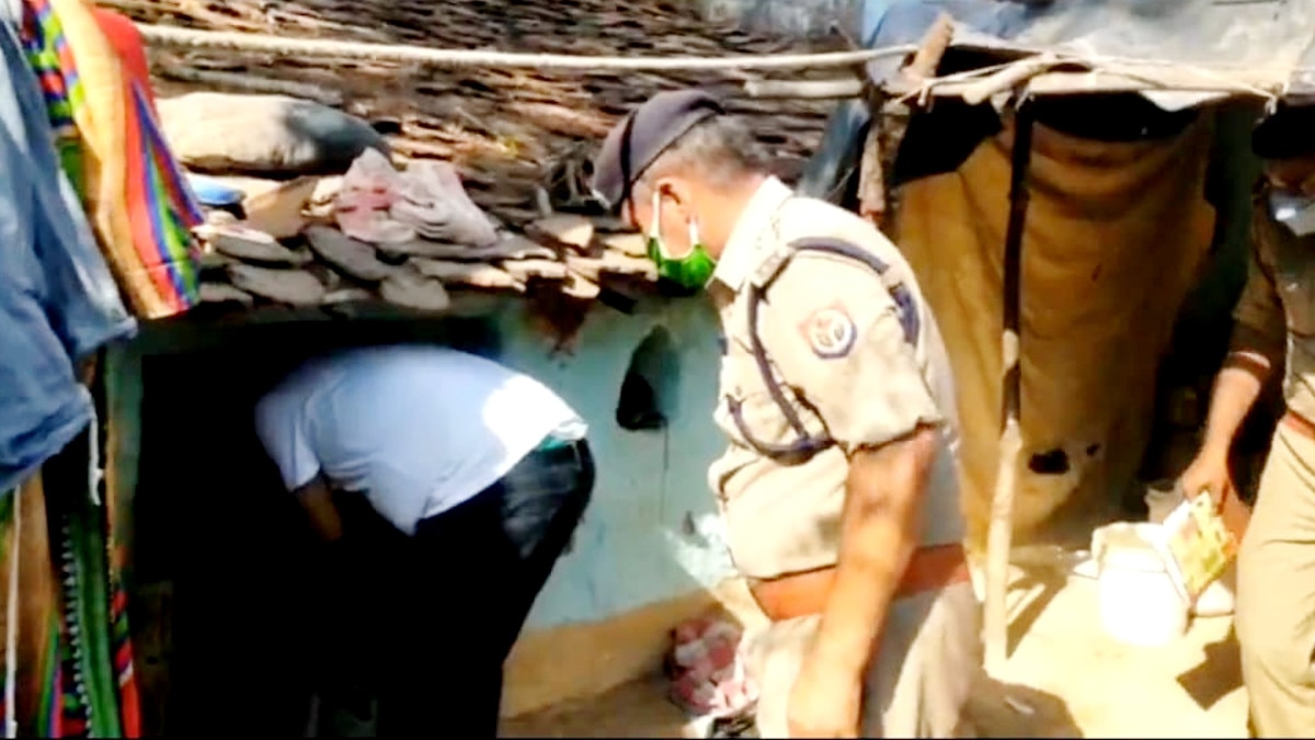 पत्नी की धारदार हथियार से हत्या