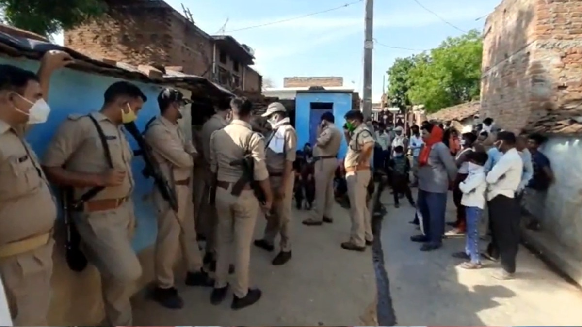 पत्नी की धारदार हथियार से हत्या