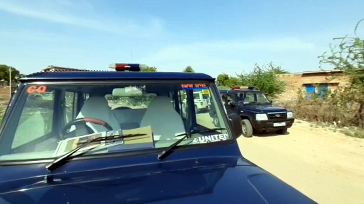 पत्नी की धारदार हथियार से हत्या