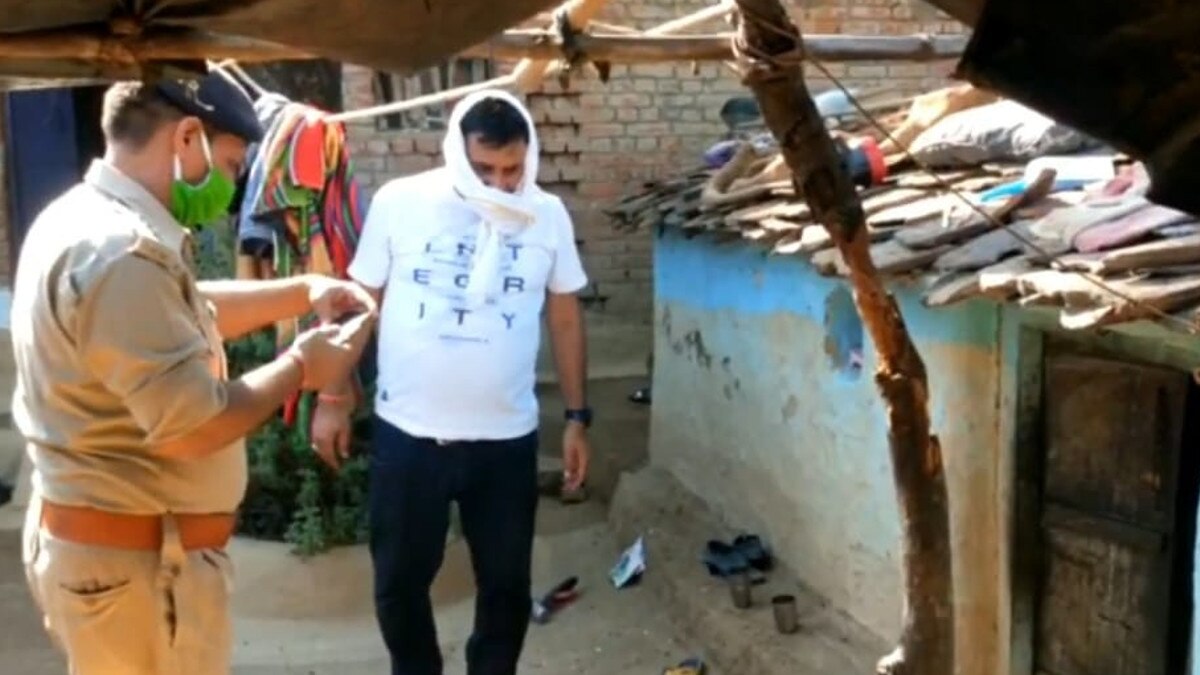 पत्नी की धारदार हथियार से हत्या