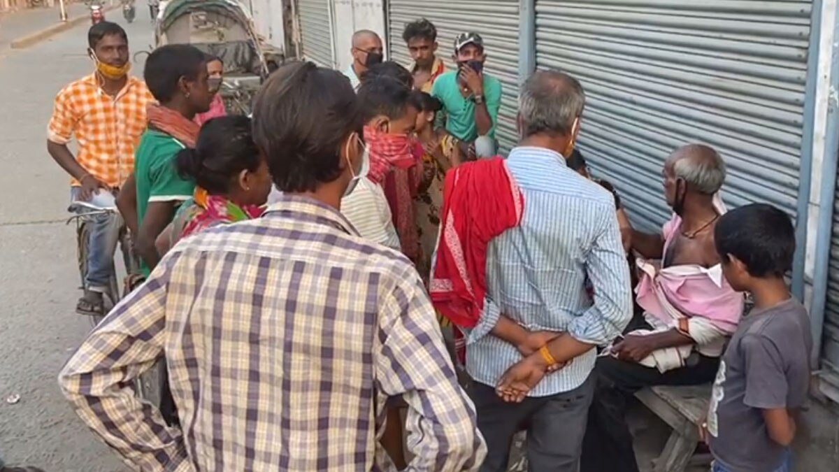 महिला ने अधेड़ उम्र के प्रेमी को पीटा 