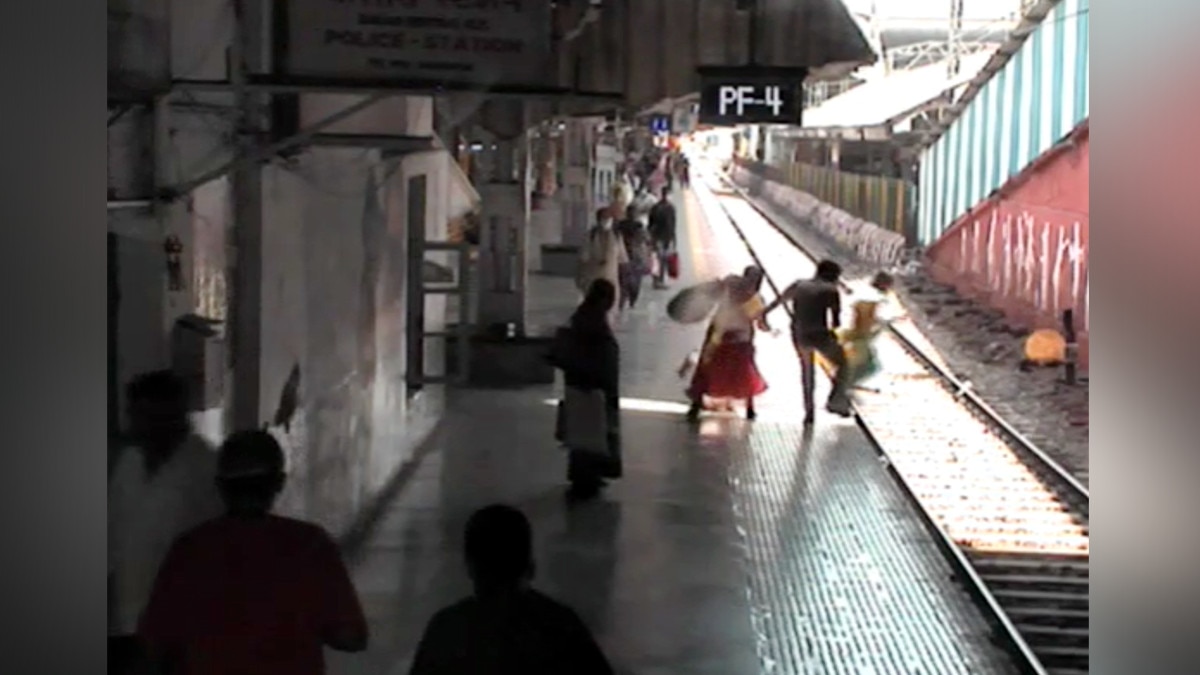 Policeman of Dadar GRP saved the life 