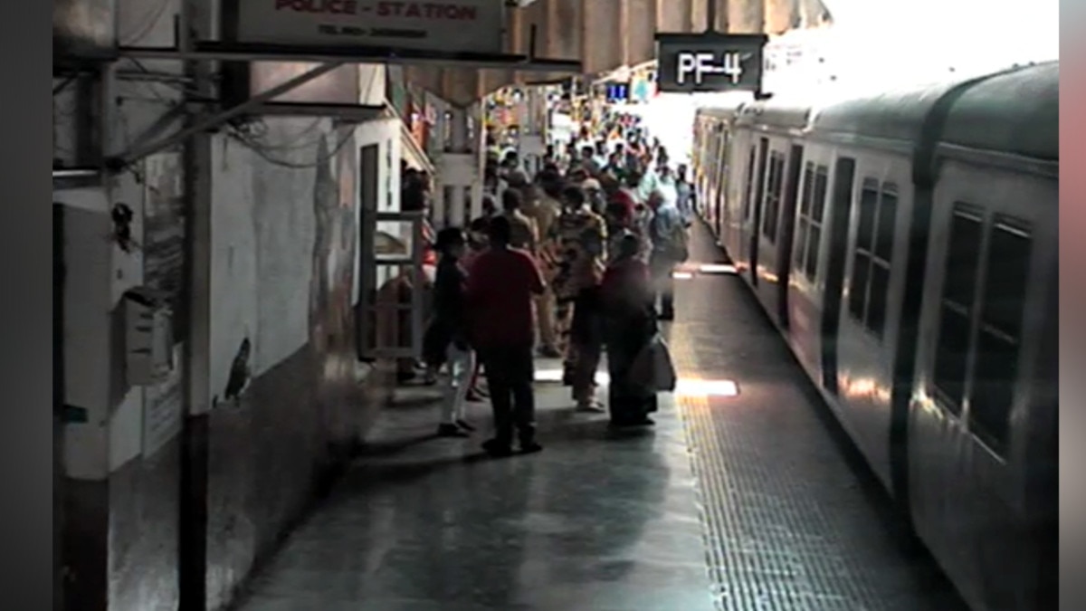 Policeman of Dadar GRP saved the life 