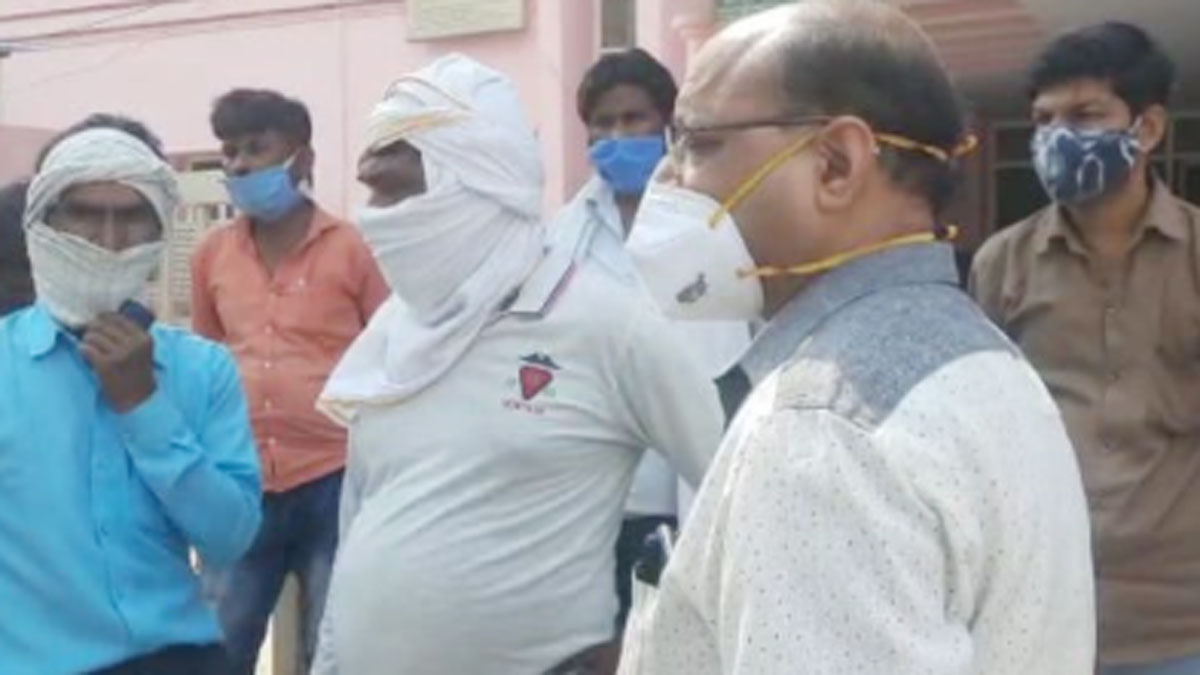 पति के शव को ई-रिक्शा पर घर लेकर गई बुजुर्ग महिला 