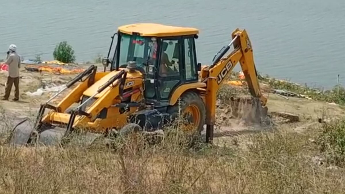 बिहार: गंगा में मिले शवों को JCB से गड्ढा खोदकर दफनाया, कर्मचारी बोले- करीब 80 बॉडी थीं