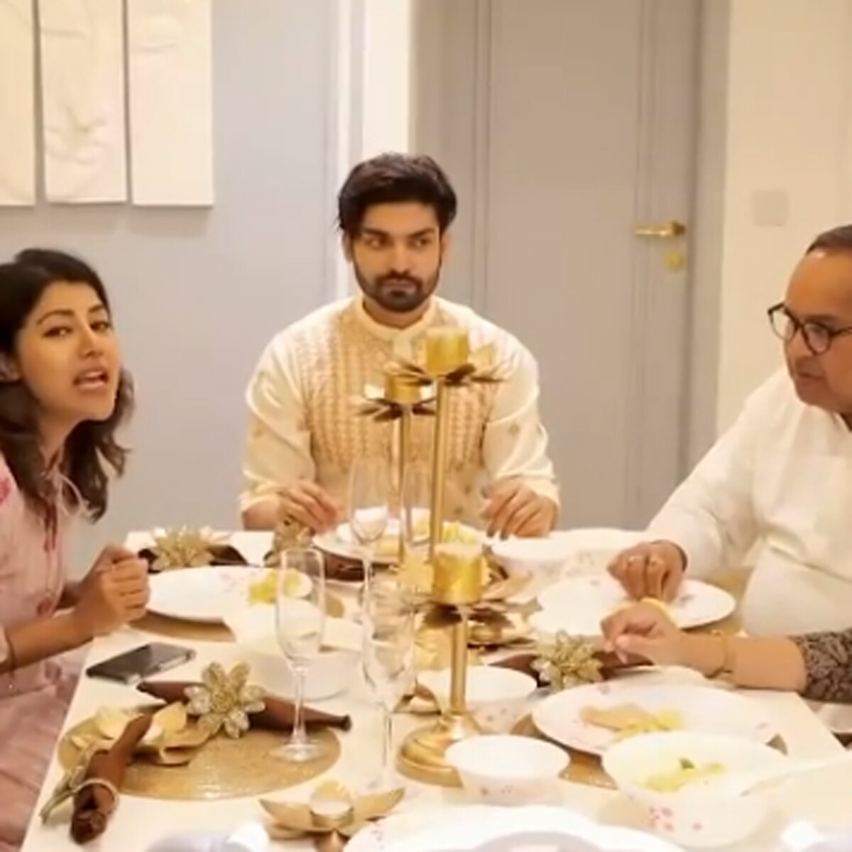 देबीना बनर्जी डाइन‍िंग एर‍िया में फैमिली के साथ  