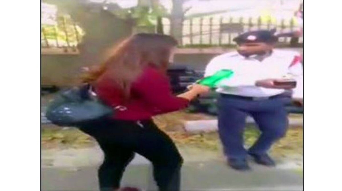 पुलिसकर्मी की फाड़ दी वर्दी, चालान मशीन तोड़ी