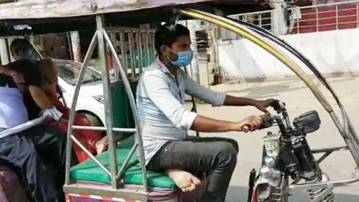  पति के शव को ई-रिक्शा पर घर लेकर गई बुजुर्ग महिला 