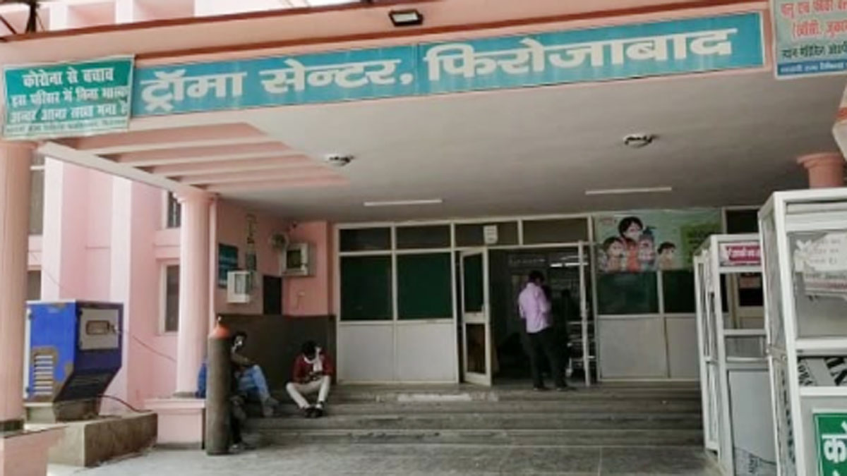 पति के शव को ई-रिक्शा पर घर लेकर गई बुजुर्ग महिला 