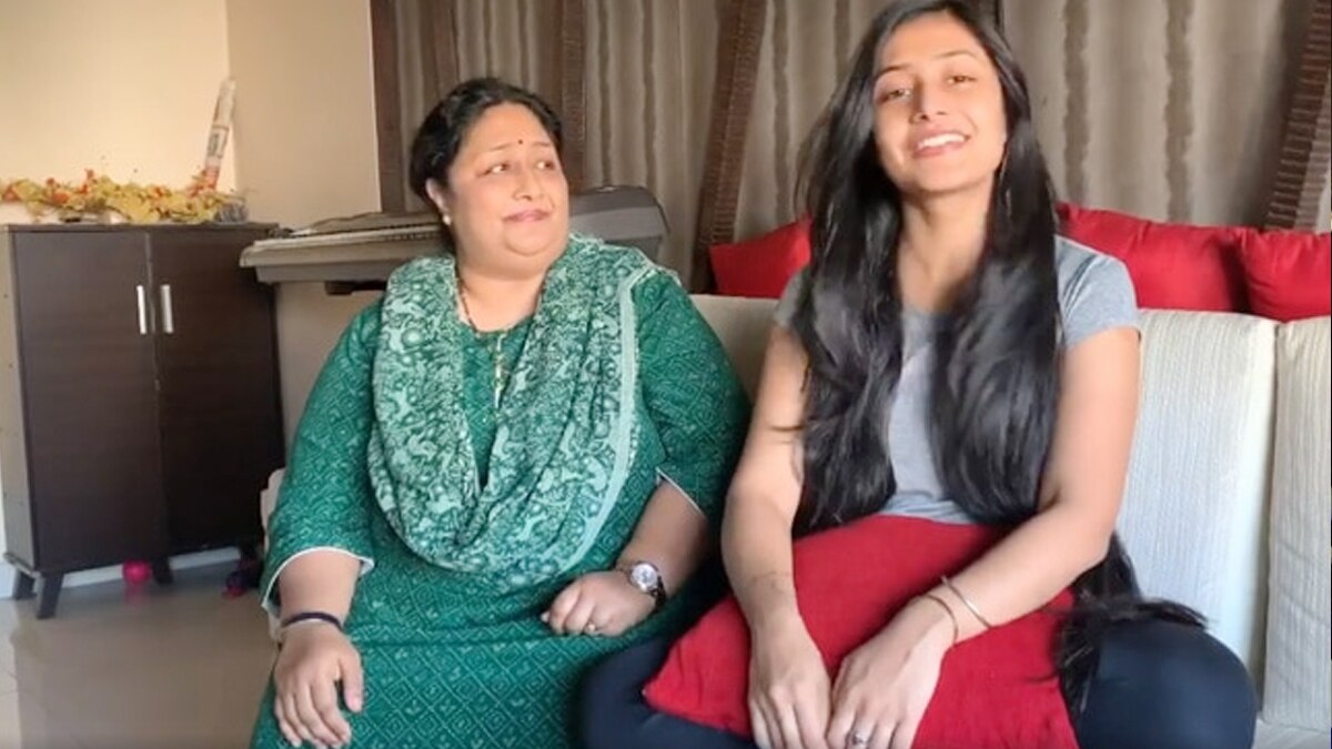 dhanshree verma and her mom 