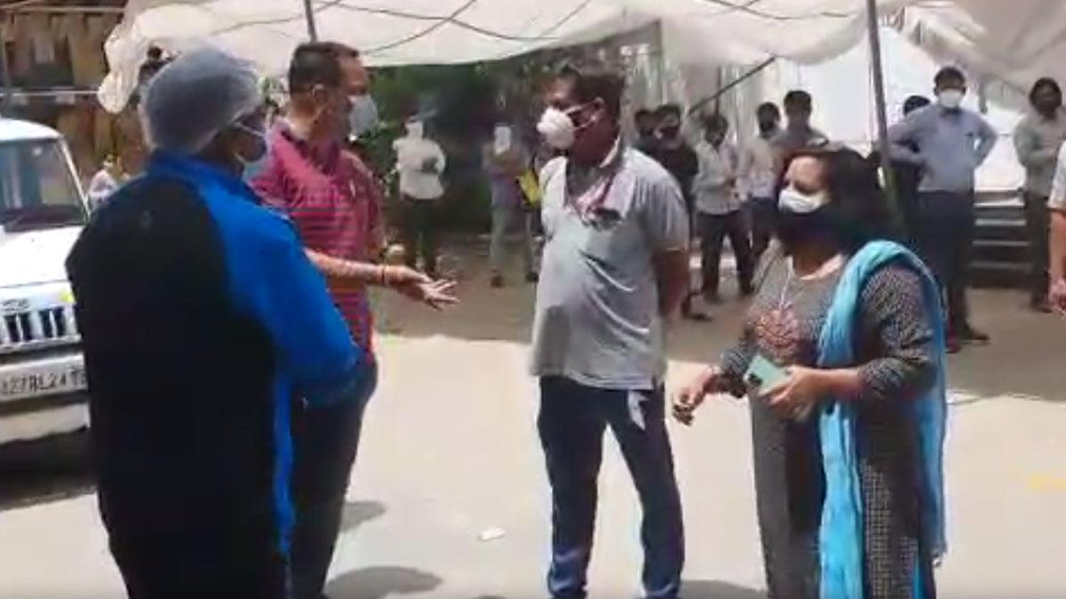 ई-पास मांगने पर पुलिस से भिड़ गईं भाजपा नेत्री