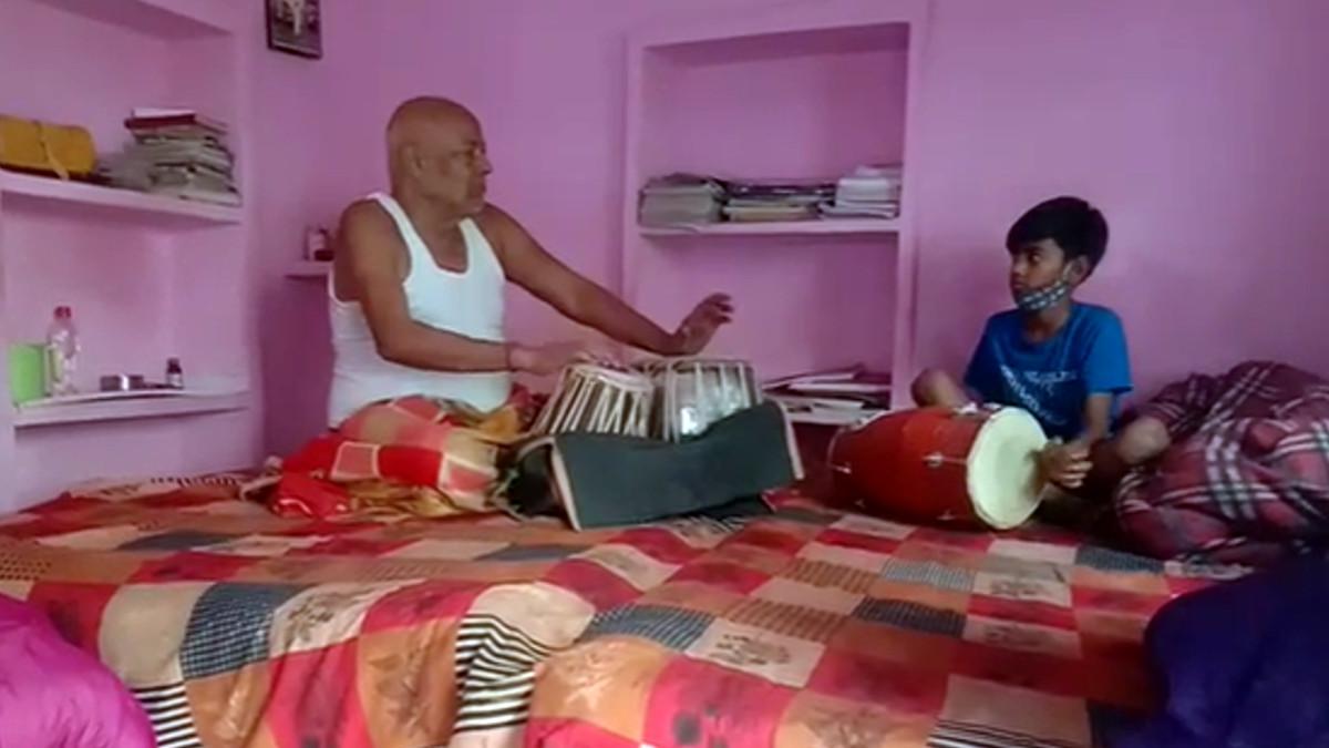 ढोलक बजाकर खुद को राहत देते पर‍िजन.