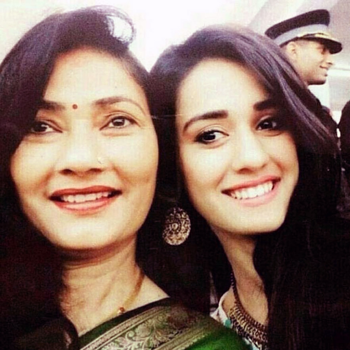 दिशा पाटनी मां के साथ 