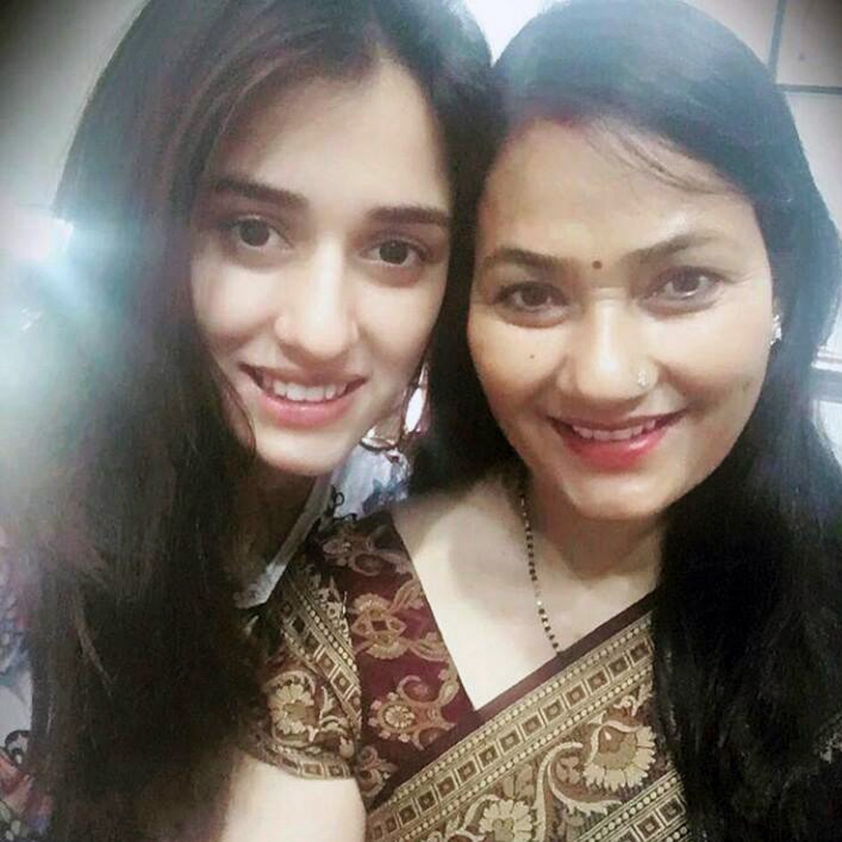 दिशा पाटनी मां के साथ 