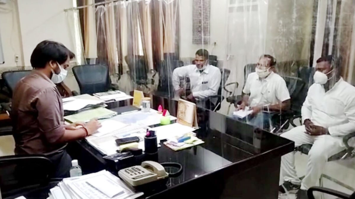 वैक्सीन न लगवाने पर कहीं शराब तो कहीं सैलरी पर रोक 