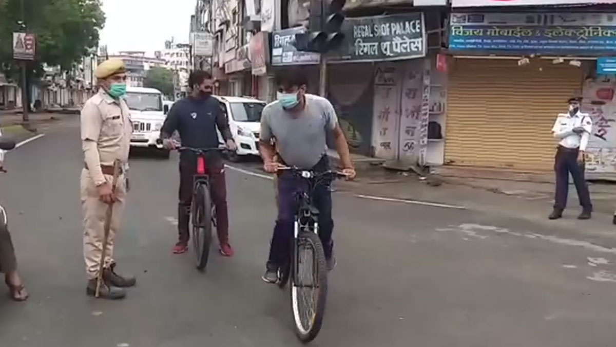 लॉकडाउन में साइकिल पर घूम रहे DM को महिला कांस्टेबल ने रोका 