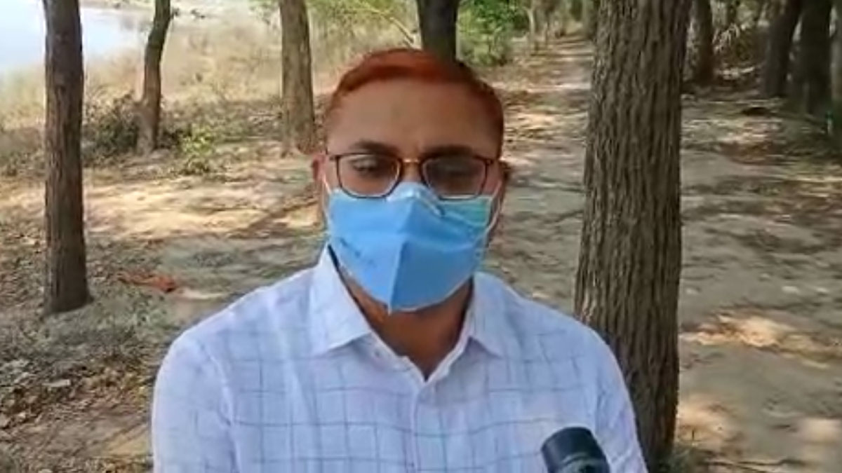  नदी किनारे लग रहा है लाशों का अंबार 