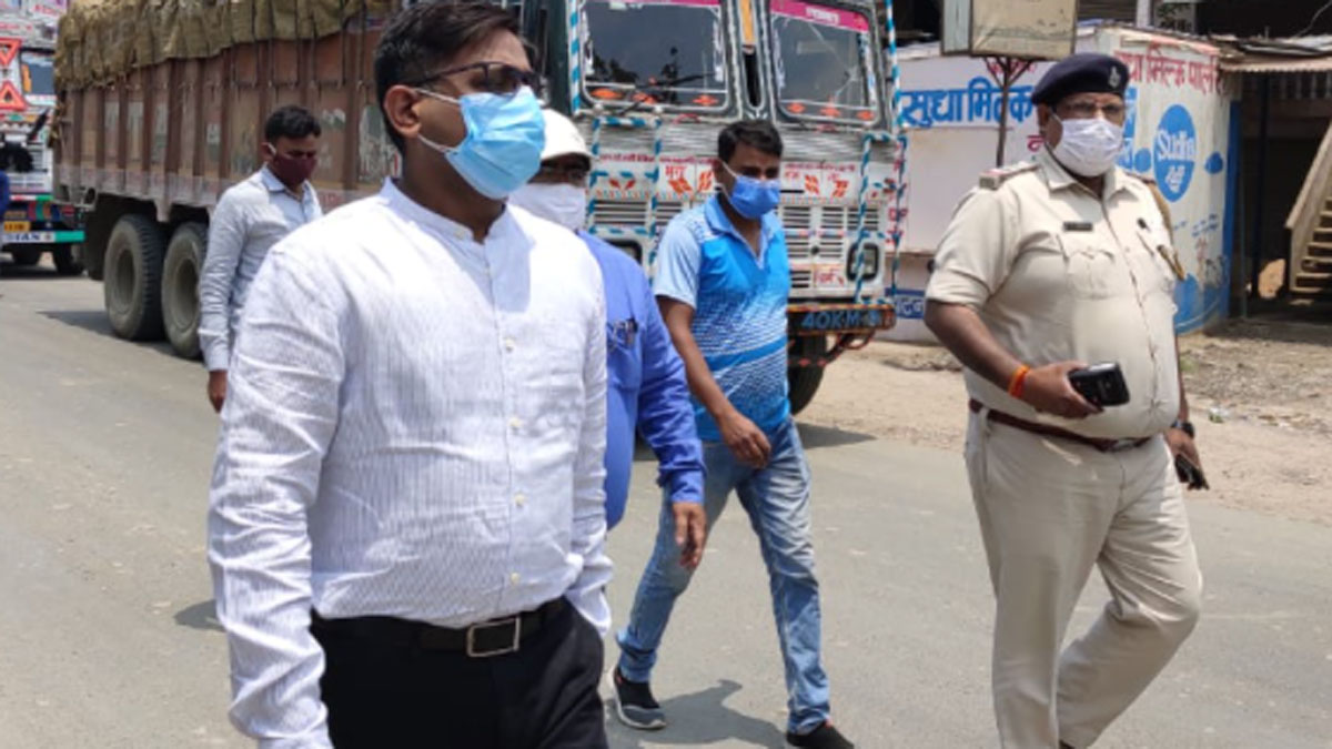 वैक्सीन न लगवाने पर कहीं शराब तो कहीं सैलरी पर रोक 