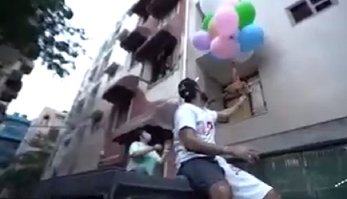 यूट्यूबर ने हवा में कुत्ते को उड़ाया