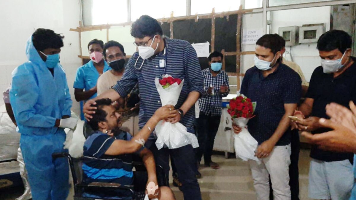 कोरोना से ठीक होने के बाद डॉक्टर को गले लगाकर रोने लगा मरीज 