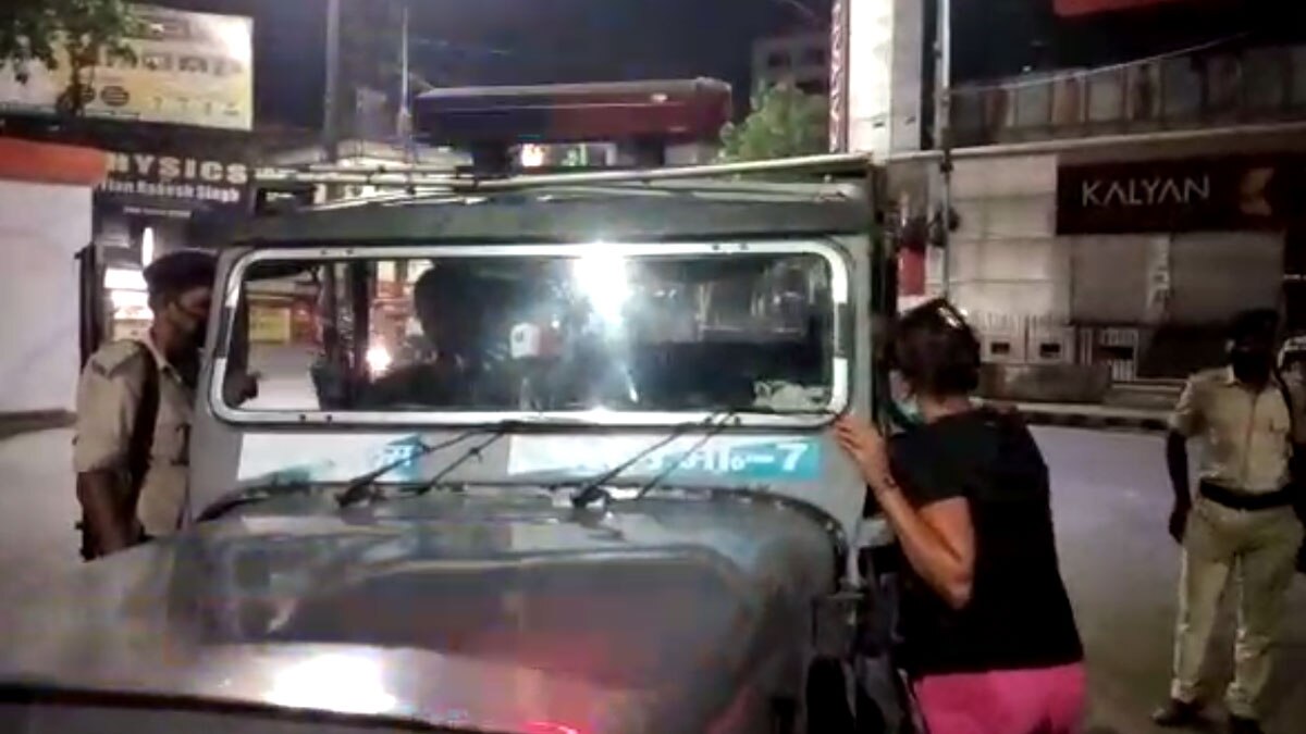  चालान काटने को लेकर स्कूटी सवार लड़की ने किया हाई वोल्टेज ड्रामा