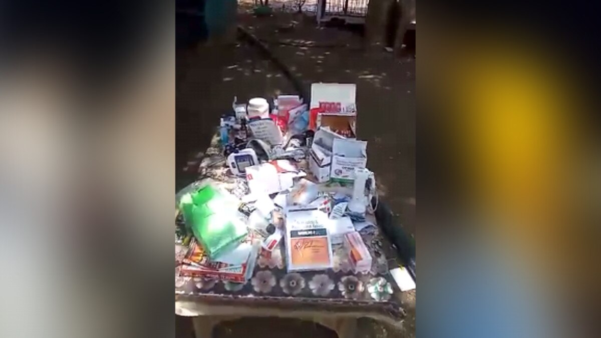 पिता की डिग्री से कोरोना का इलाज करता मिला बेटा, पेड़ के नीचे ड्रिप लगाकर चढ़ा रहे सलाइन 