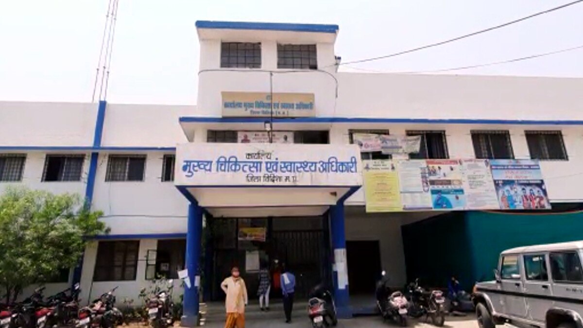 पिता की डिग्री से कोरोना का इलाज करता मिला बेटा, पेड़ के नीचे ड्रिप लगाकर चढ़ा रहे सलाइन 