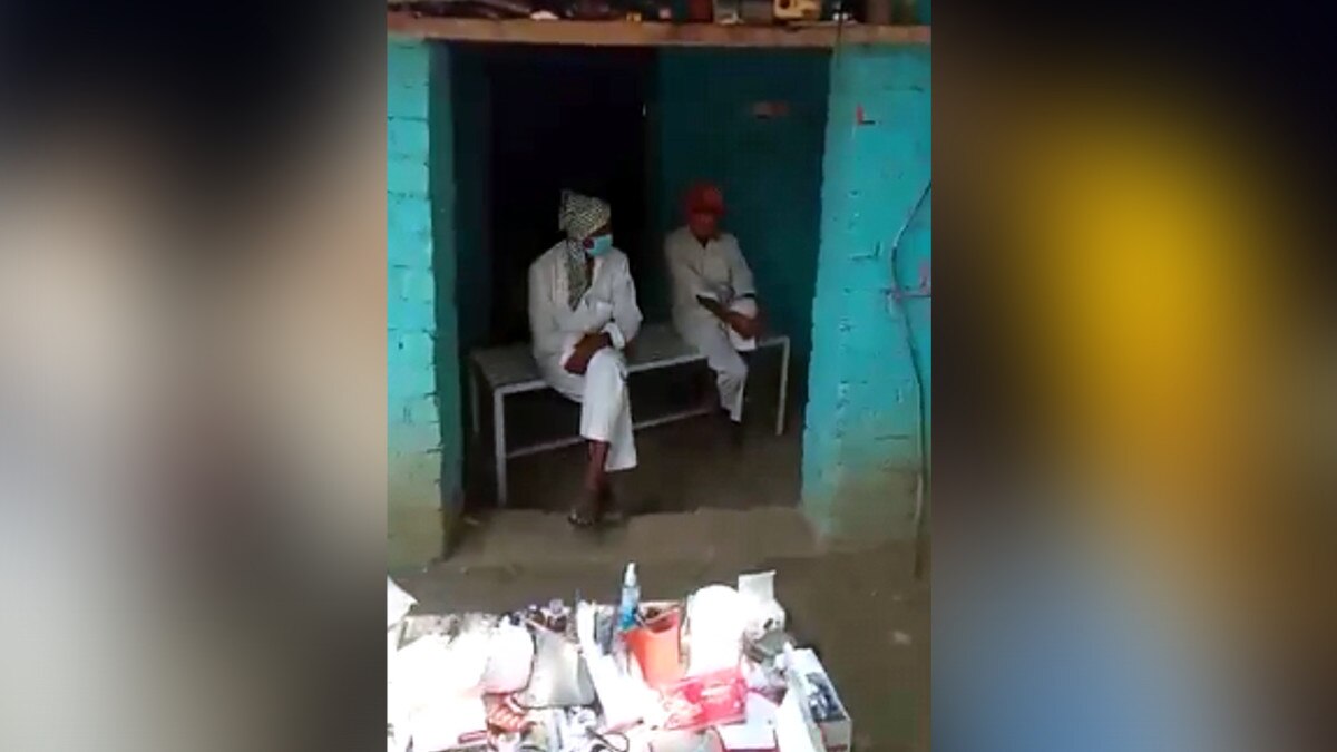 पिता की डिग्री से कोरोना का इलाज करता मिला बेटा, पेड़ के नीचे ड्रिप लगाकर चढ़ा रहे सलाइन 