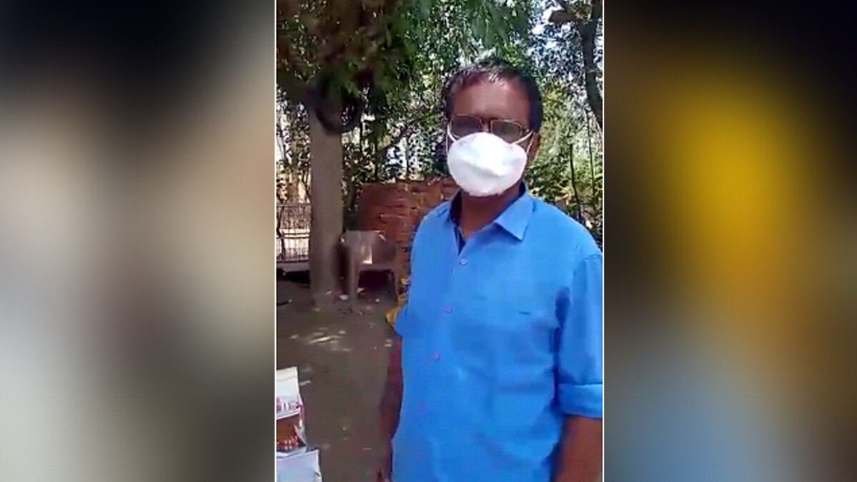 पिता की डिग्री से कोरोना का इलाज करता मिला बेटा, पेड़ के नीचे ड्रिप लगाकर चढ़ा रहे सलाइन 