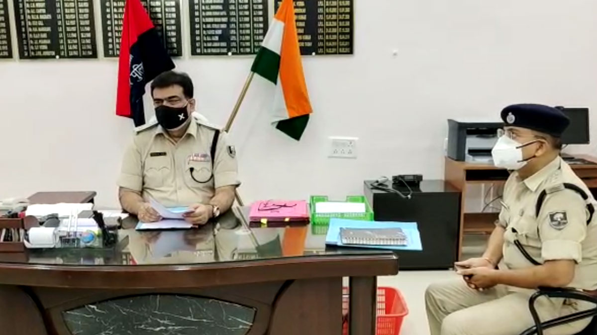 थाने में नाबालिग लड़की ने मनचलों की चप्पल से पिटाई की 