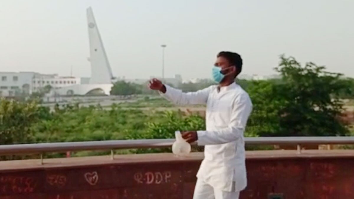 सपा कार्यकर्ता ने उन जगहों पर गंगा जल छिड़का जहां सीएम योगी गए थे 