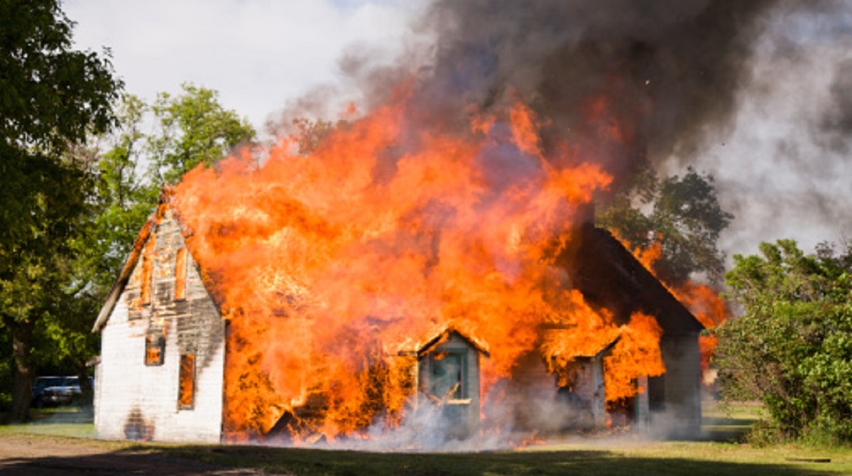 woman set home on fire