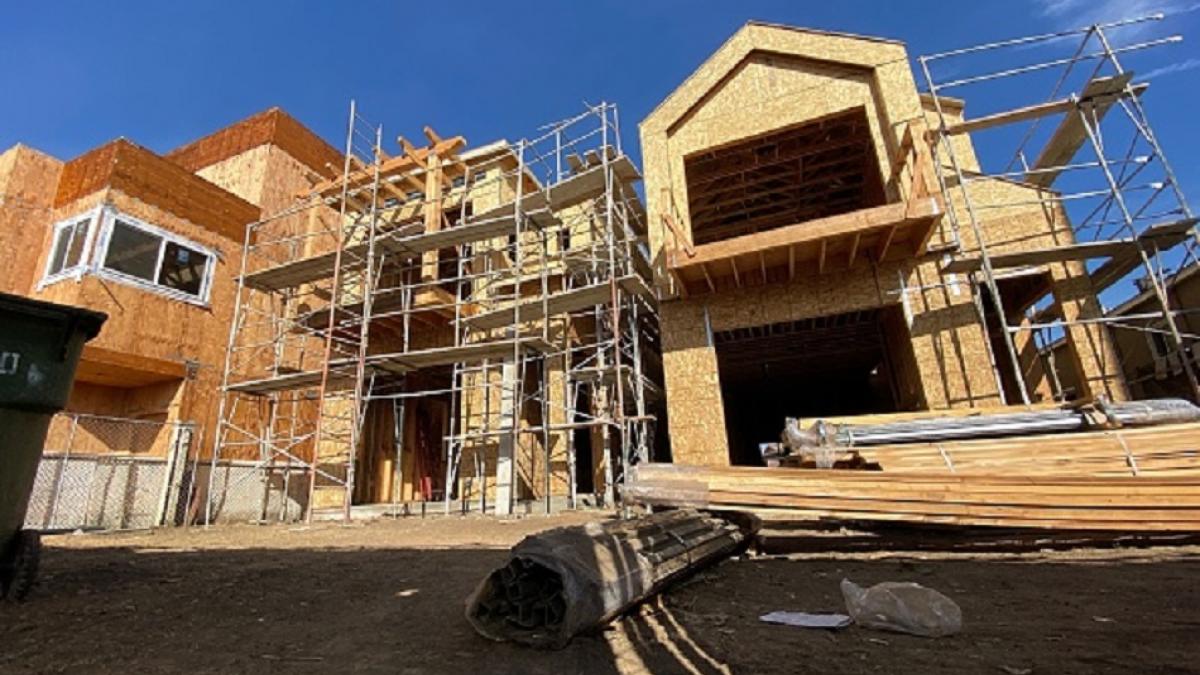 मामूली गलती पड़ी भारी, बिल्डर बोला- घर 1 मीटर खिसकाओ या डेढ़ करोड़ जुर्माना भरो