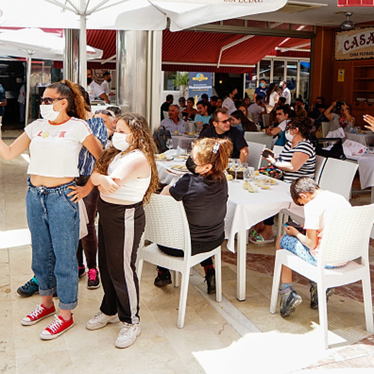 restaurant fines ppl with mask