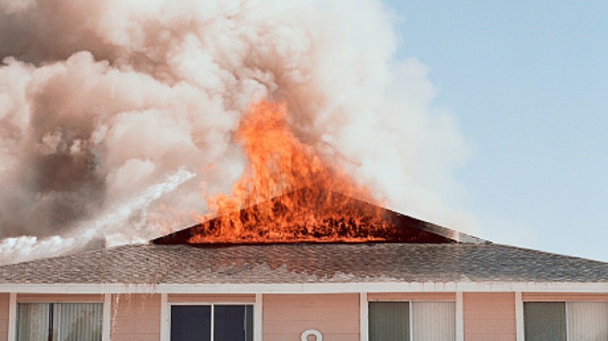 woman set home on fire