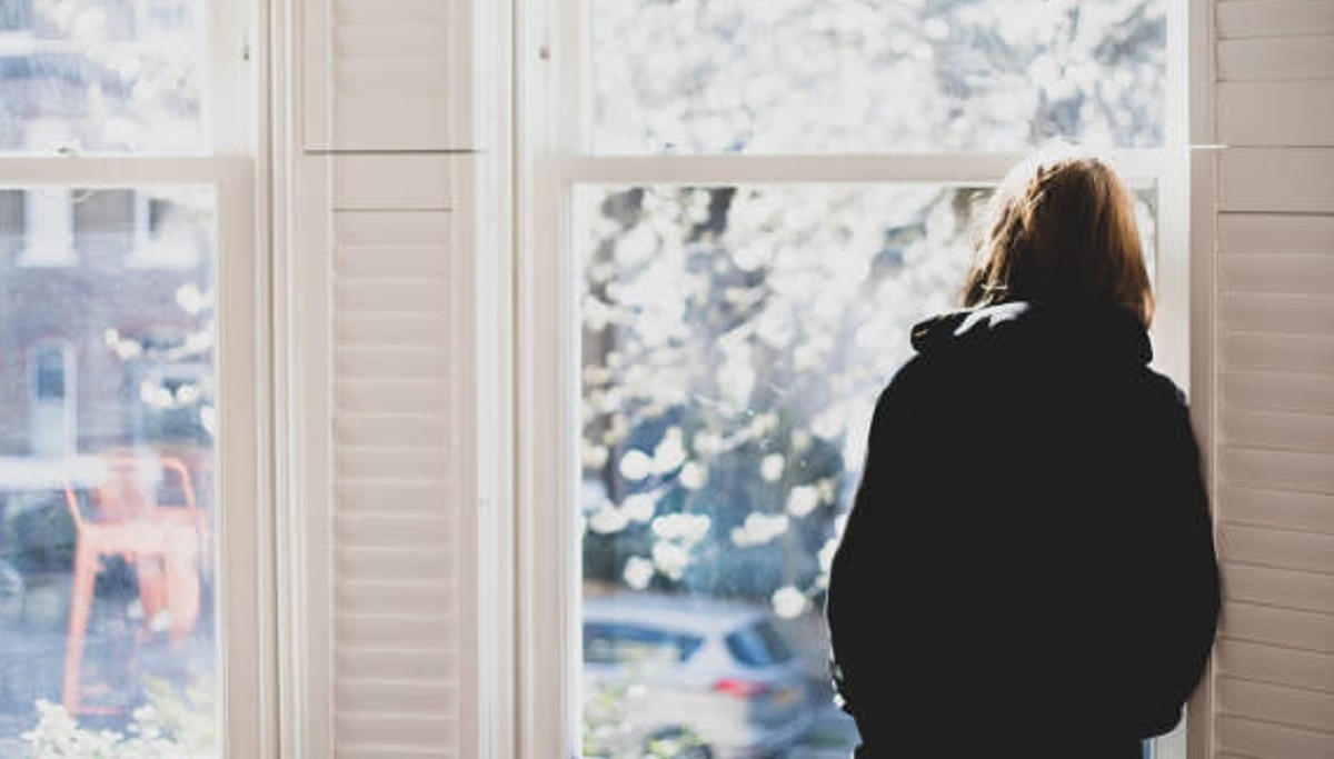 फोन पर बात कर रही महिला