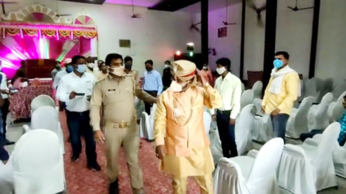 स्टेज पर बैठे दूल्हे को पुलिस उठाकर अपने साथ ले गई